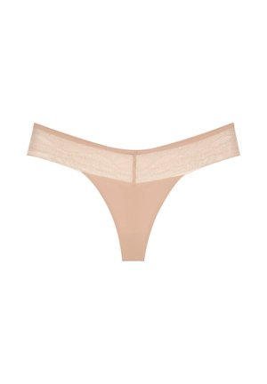 Beżowe stringi z szerokim koronkowym pasem i gładkim przodem z tkaniny, przedstawione na białym tle.