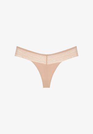 Beżowe stringi z szerokim koronkowym pasem i gładkim przodem z tkaniny, przedstawione na białym tle.