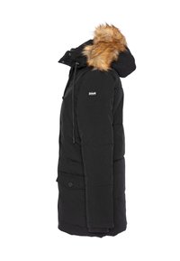 Abrigo de invierno negro aislante con capucha de piel sintética, bolsillos delanteros con solapa y parche de la marca Schott en la parte superior de la manga, mostrado de perfil.