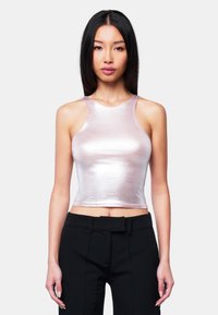 Metallic-pinker Crop-Top mit passgenauer Passform, rundem Ausschnitt und dünnen Trägern. Kombiniert mit schwarzen, taillierten Hosen, die eine glatte Textur zeigen.