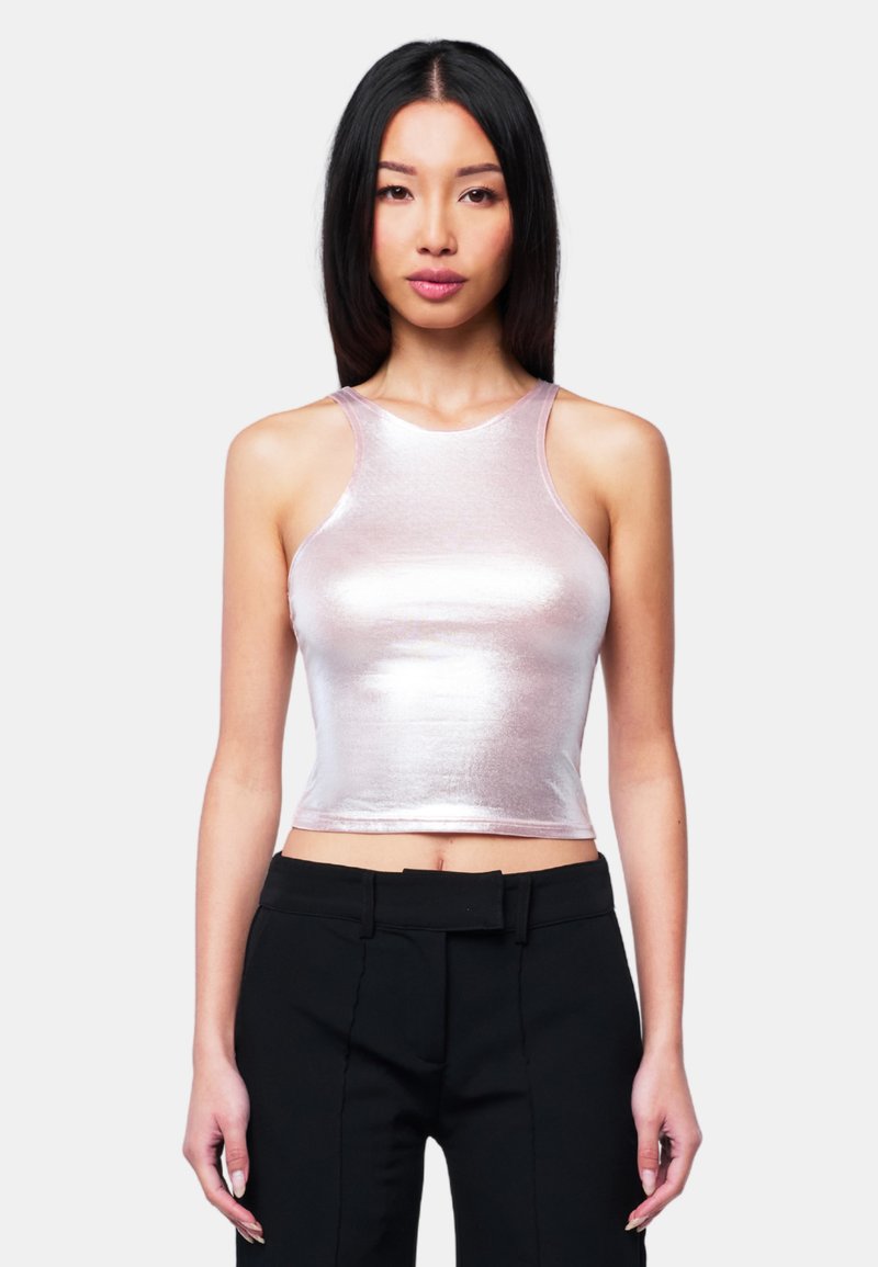 Metallic-pinker Crop-Top mit passgenauer Passform, rundem Ausschnitt und dünnen Trägern. Kombiniert mit schwarzen, taillierten Hosen, die eine glatte Textur zeigen.