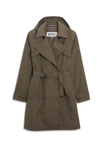 Trench-coat croisé kaki avec larges revers, taille ceinturée, poches à boutons et capuche, étiquette AIGLE sur le col et la manche.