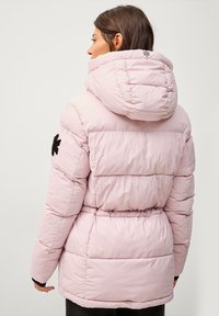 Áhkká Vinterfrakke - rosa