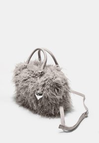 Sac à main gris avec un extérieur duveteux et texturé. Doté de poignées en cuir doux et d'une bandoulière amovible. Accent en métal discret.