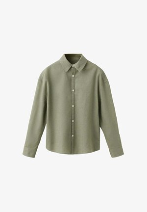 Chemise vert olive à manches longues avec col, boutons visibles sur le devant et poignets boutonnés sur fond blanc.