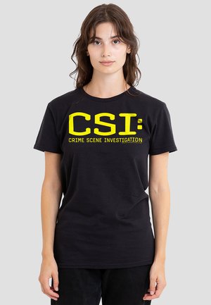 Schwarzes Baumwoll-T-Shirt mit leuchtend gelbem Text "CSI: CRIME SCENE INVESTIGATION." Klassischer Rundhalsausschnitt und kurze Ärmel.