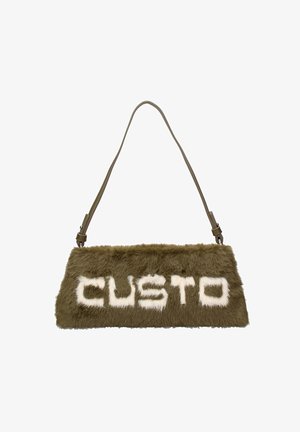 Olijfgroene nepbont tas met een rechthoekige vorm, voorzien van "CUSTO" in witte letters. Inclusief een verstelbare strap in tan.