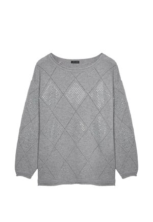 Grå strikket sweater med løs pasform, med diamantformede udskæringer og subtile pyntedetaljer på ærmerne. Rund halsudskæring, lange ærmer.
