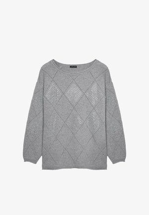 Grå strikket sweater med løs pasform, med diamantformede udskæringer og subtile pyntedetaljer på ærmerne. Rund halsudskæring, lange ærmer.