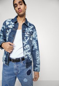 Levi's® TRUCKER - Spijkerjas - blue denim/light blue