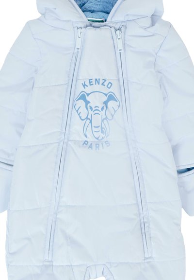 Tuta invernale imbottita per neonati di colore azzurro chiaro, con cappuccio, doppie cerniere frontali e logo a forma di elefante con la scritta "KENZO PARIS" sul petto.
