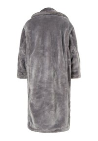 Rochie de baie din blană artificială gri, cu o textură moale, mâneci largi și o croială lejeră. Prezentând un guler clasic și un design mediu.