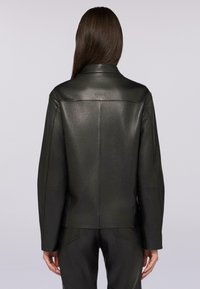 Giacca di pelle nera con una texture liscia, caratterizzata da un colletto classico, spalle strutturate e dettagli minimi sul retro.