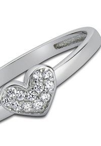 Bague en argent avec une fine bande et un dessus en forme de cœur paré de multiples pierres précieuses claires de forme ronde, ajoutant texture et intérêt visuel.