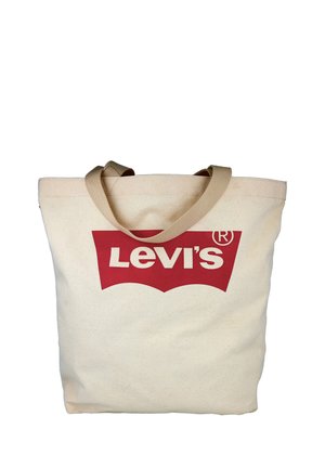 Bolsa de lona beige con asas marrones y un gran logotipo rojo de Levi's impreso en el centro frontal.