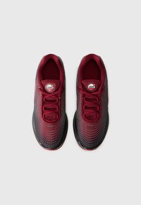 Maroon atletske tenisice s mrežastim gornjim dijelom, teksturiranom površinom i crnim gumeni potplat. Sadrži crvene vezice i logotip na jeziku.