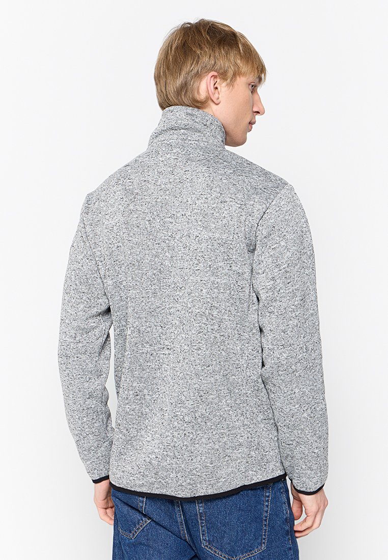 Grau Fleece-Jacke mit hohem Kragen, strukturiertem Stoff und langen Ärmeln. Der Kragen und die Bündchen haben einen kontrastierenden dunklen Saum. Lässige Passform.