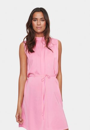 Abito rosa senza maniche con scollatura alta, vita cin cin, e una vestibilità comoda, realizzato in tessuto leggero con una texture liscia.