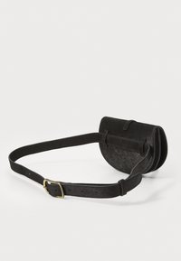 Svart lær crossbody-veske med en buet klaff, justerbar stropp og en enkel metallspenne. Den har en teksturert overflate og to rom.
