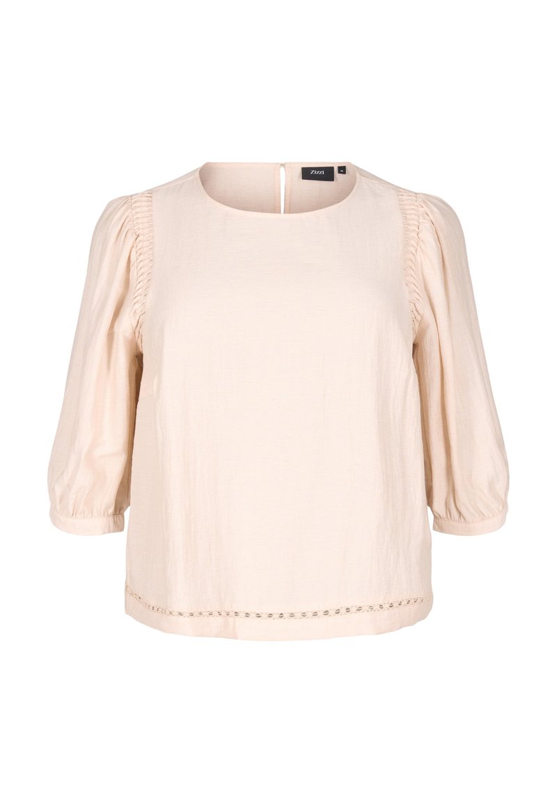 Blusa beige chiaro con collo rotondo e maniche a sbuffo tre quarti. Presenta lati plissettati e un bordo decorativo all'orlo.