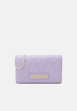 Lawendowa pikowana kopertówka z złotym łańcuszkiem i złotą metalową plakietką z logo "LOVE MOSCHINO" na środku z przodu.