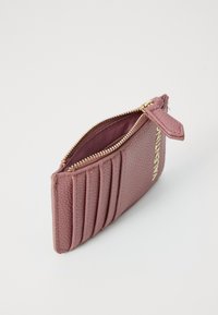 Cartera de cuero rosa con una superficie texturizada, que cuenta con múltiples ranuras para tarjetas, cierre de cremallera y acentos de hardware en tono dorado.