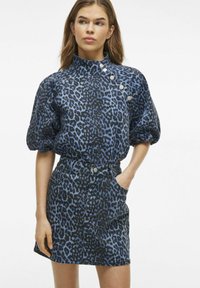 Blauwe en zwarte luipaardprint jurk met hoge kraag, opgezette mouwen en een knoopdetail aan de voorkant. Heeft een getailleerde taille en zakken.