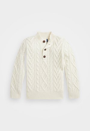 Cremefarbener Kabelstrickpullover mit langen Ärmeln, gerippten Bündchen und Saum sowie drei braunen Knöpfen am Halsausschnitt.