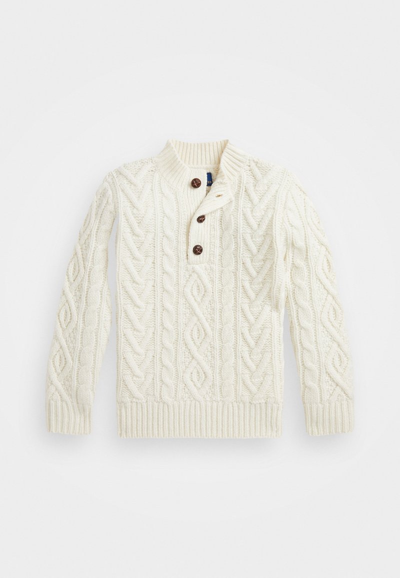 Pull en maille torsadée couleur crème avec manches longues, poignets et bas côtelés, et trois boutons marron à l'ouverture du col.