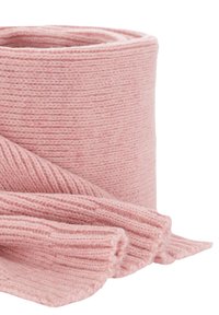 Écharpe tricotée rose enroulée en forme circulaire, présentant une texture à côtes fines et un matériau doux. Les extrémités tombent élégamment vers l'extérieur.