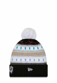 Berretto a maglia con pompon bianco, risvolto nero e motivi geometrici multicolori in blu, giallo, rosa e grigio su un tessuto morbido.