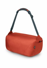 Borsa in tessuto rosso con texture, dotata di una tracolla grigia imbottita e tasca laterale, caratterizzata da una forma rettangolare arrotondata per un utilizzo versatile.