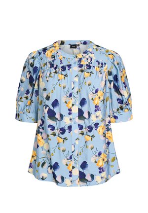 Blusa azul claro con estampado floral en amarillo y púrpura, mangas cortas abullonadas, escote redondo, botones delanteros y detalles plisados en el pecho.