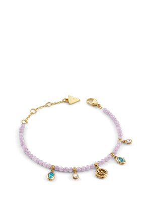 Delikatna bransoletka z jasnofioletowymi koralikami, złotym łańcuszkiem i zapięciem, ozdobiona niebiesko-białymi zawieszkami z kamieni szlachetnych oraz złotym emblematem.