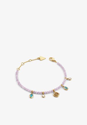Delikatna bransoletka z jasnofioletowymi koralikami, złotym łańcuszkiem i zapięciem, ozdobiona niebiesko-białymi zawieszkami z kamieni szlachetnych oraz złotym emblematem.