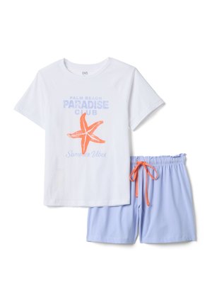 Wit T-shirt met de tekst "Palm Beach Paradise Club" en oranje zeester-graphic, gecombineerd met lichtblauwe shorts met een oranje trekkoord.