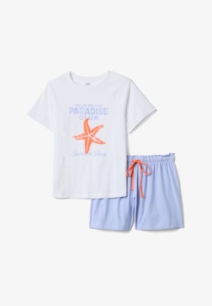 Camiseta blanca con texto "Palm Beach Paradise Club" y gráfico de estrella de mar naranja, combinada con pantalones cortos azul claro con cordón naranja.