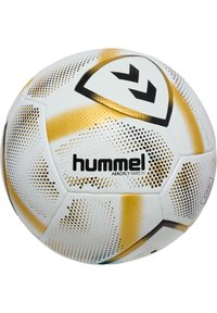 Vit fotboll med svarta och gyllene accenter. Har en texturerad yta och hexagonalt mönster. Varumärke: "hummel AEROFly MATCH."