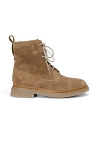 Bottine en daim marron clair à lacets, semelle en caoutchouc et languette à l’arrière, vue de profil sur fond blanc.
