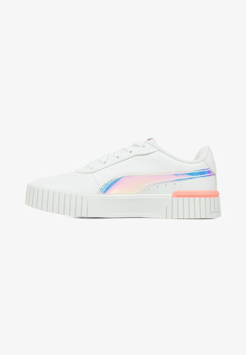 Sneaker blanche avec semelle nervurée, présentant une bande latérale holographique et un accent rose clair sur le talon. Fermeture lacée, matériau synthétique lisse.
