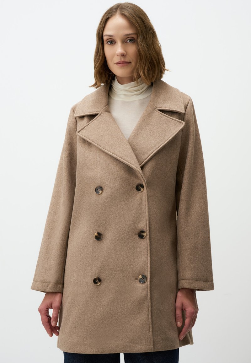 Cappotto marrone doppiopetto con colletto a scollo a V, realizzato in tessuto testurizzato. Presenta grandi bottoni scuri e maniche larghe e dritte.