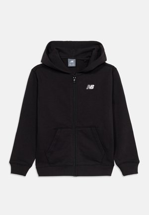 Μαύρο φούτερ με φερμουάρ για παιδιά, με μπροστινές τσέπες, ελαστικές μανσέτες και λευκό λογότυπο New Balance στο στήθος, μέγεθος XS για ηλικίες 7-8 ετών.