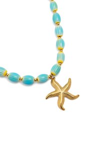 Collar de cuentas que presenta cuentas de vidrio a rayas en aqua y amarillo con acentos dorados, realzado por un colgante de estrella de mar texturizado en oro.