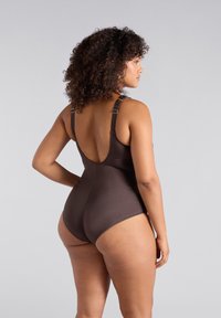 Costum de baie dintr-o piesă, de culoare maro, cu bretele ajustabile, design cu spate jos și textură netedă, evidențiind o siluetă mulată și cusături curbe.