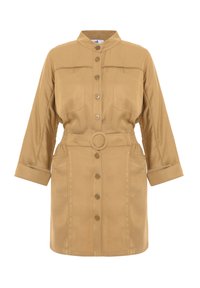Vestido de camisa beige con cuello, mangas largas, botones frontales, dos bolsillos en el pecho, cintura ceñida con un cinturón de hebilla circular y bolsillos laterales.