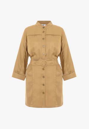 Beige skjortekjole med krave, lange ærmer, knaplukning foran, to brystlommer, en bæltestrop med en cirkulær spænde og sidelommer.