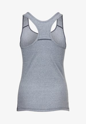 Grijze sportieve tanktop met een racerback ontwerp, naadloze textuur en contrasterende stiksels langs de schouder- en rugnaden.
