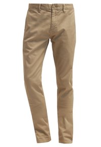 Chinos beige slim pour homme avec passants de ceinture, fermeture par bouton et poches avant, présentés sur fond blanc.