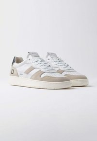 Sneaker bianchi e grigi in materiali scamosciati e in pelle, con dettagli perforati, lacci piatti e un sottile logo etichetta sulla linguetta.