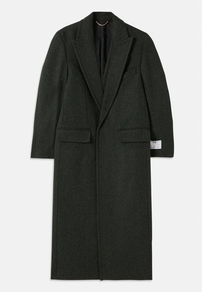 Casaco longo verde escuro feito de lã texturizada, com gola de lapela, dois bolsos frontais e um forro interior preto.